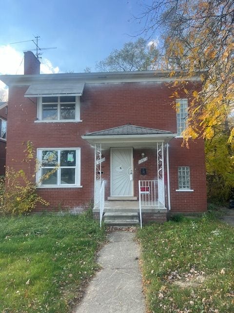 view of front of home featuring a front lawn