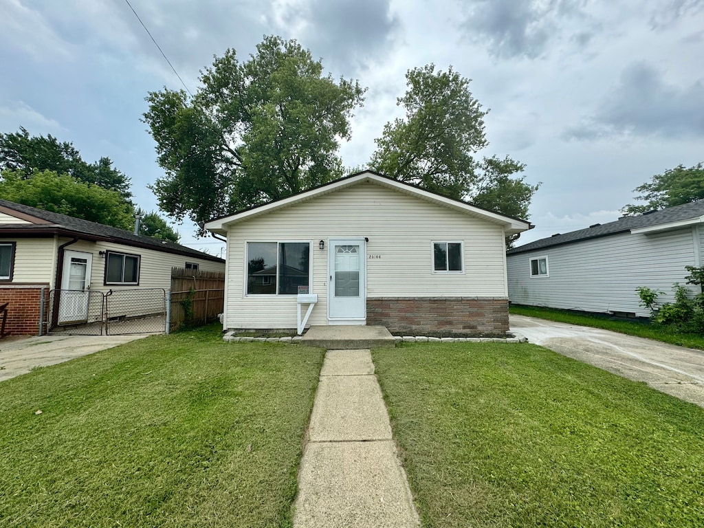 bungalow-style home featuring a front lawn