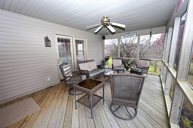 sunroom with ceiling fan