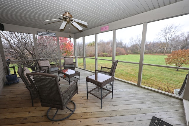 sunroom with ceiling fan