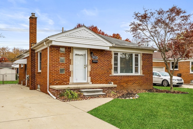 bungalow-style house featuring a front lawn