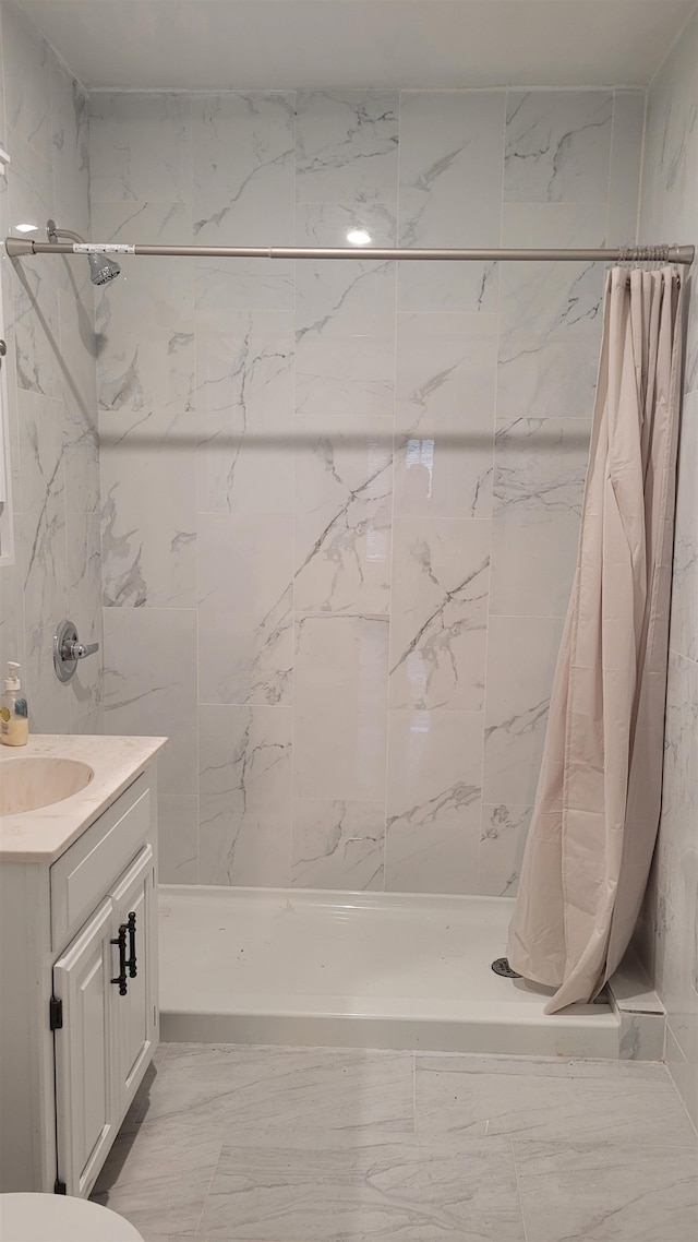 bathroom with a shower with curtain and vanity