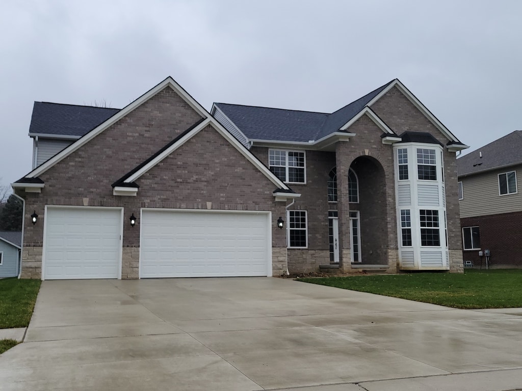 view of front of property featuring a front yard