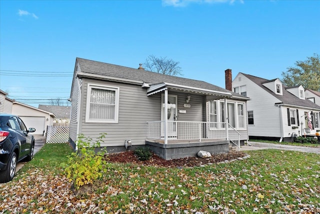 view of front of house with a front lawn