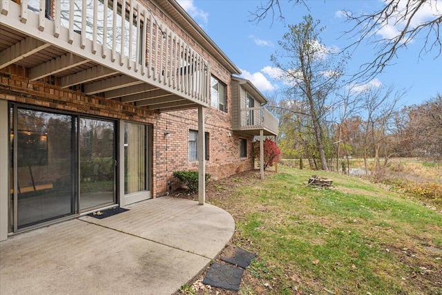 view of yard with a patio area