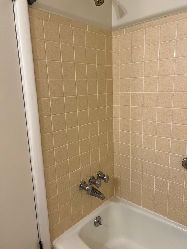 bathroom featuring tiled shower / bath combo