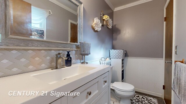 527 Leland St, Flushing, MI 48433 - bathroom with vanity, ornamental molding, toilet, and wainscoting