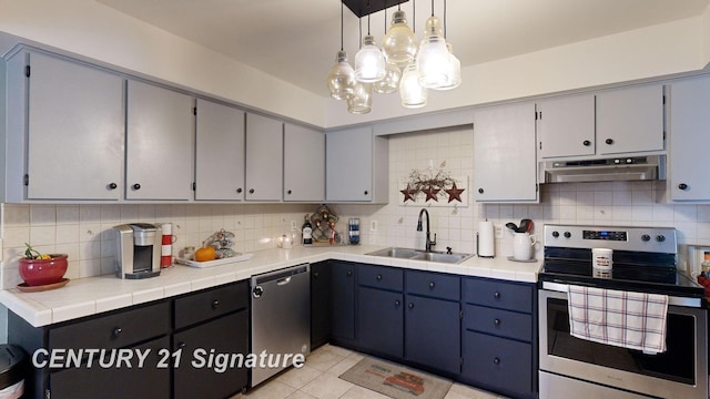 527 Leland St, Flushing, MI 48433 - kitchen with stainless steel appliances, a sink, under cabinet range hood, backsplash, and a chandelier
