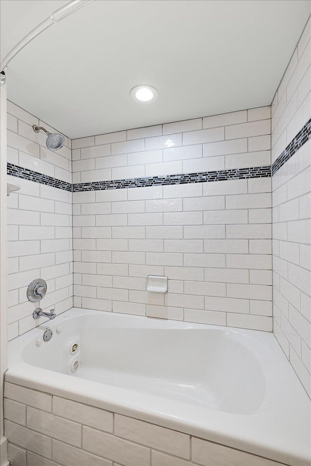 bathroom featuring tiled shower / bath combo