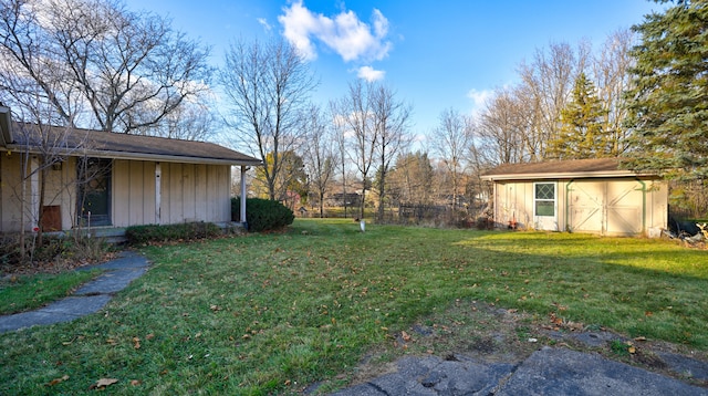 view of yard featuring a shed