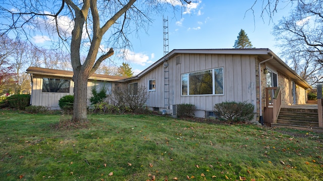 view of front of property featuring a front yard