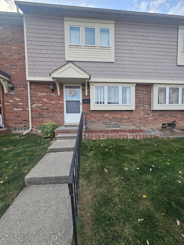 view of front of property featuring a front yard