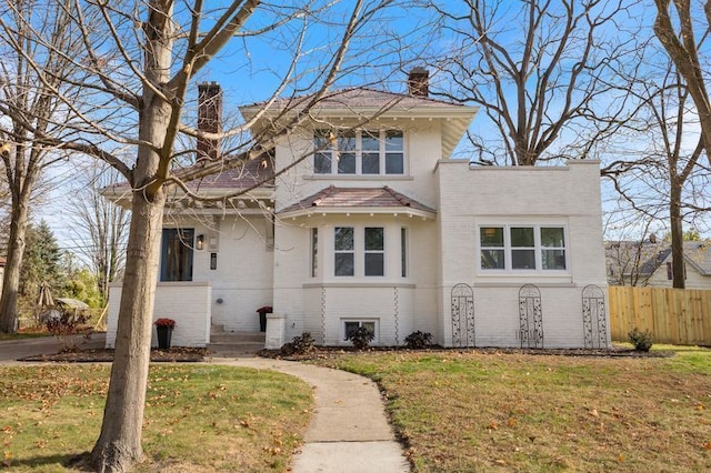 view of front of property featuring a front lawn