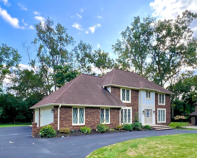 view of front facade with a front yard