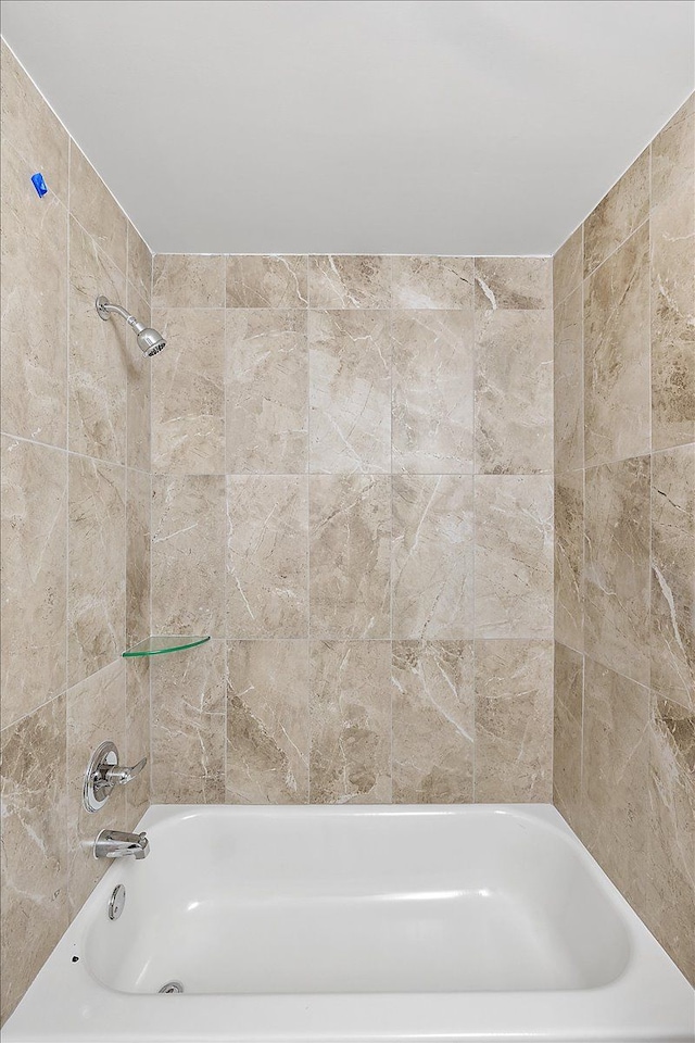 bathroom featuring tiled shower / bath