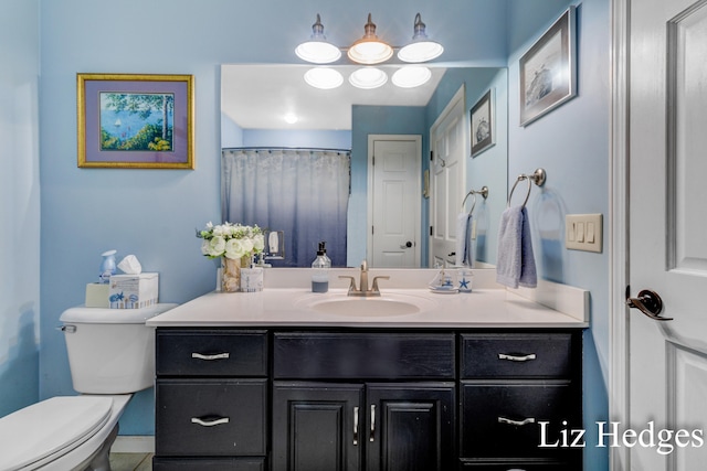 bathroom featuring a shower with curtain, vanity, and toilet