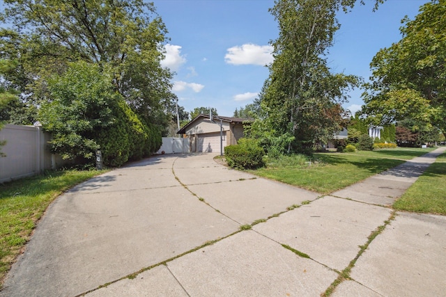 view of front of home featuring a front yard and a garage