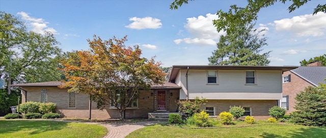 split level home featuring a front yard