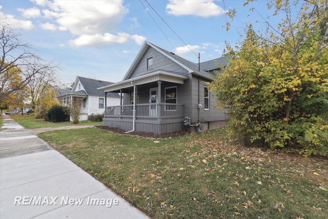 view of front facade featuring a porch and a front yard