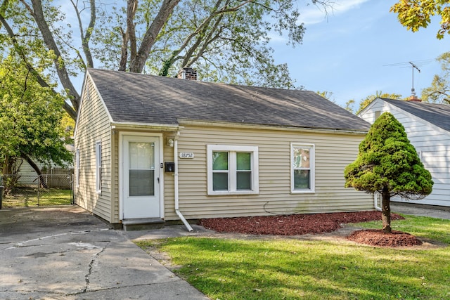 view of front facade with a front yard