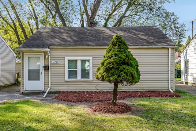 view of front of property with a front yard