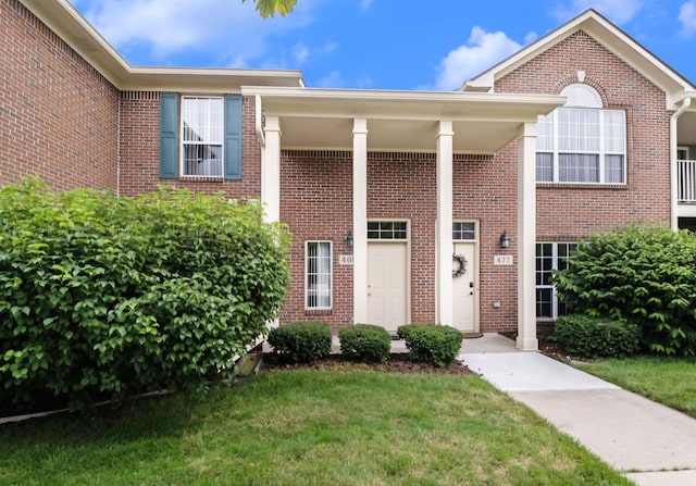 view of front of house with a front lawn