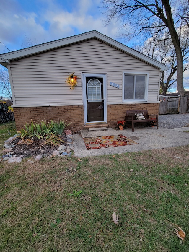 view of front of home featuring a front lawn