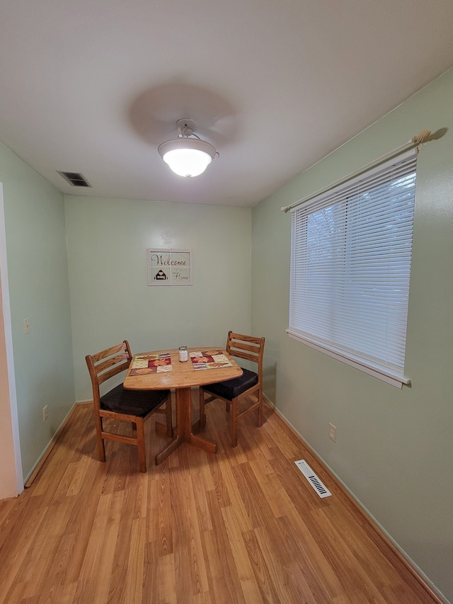 dining room with light hardwood / wood-style floors