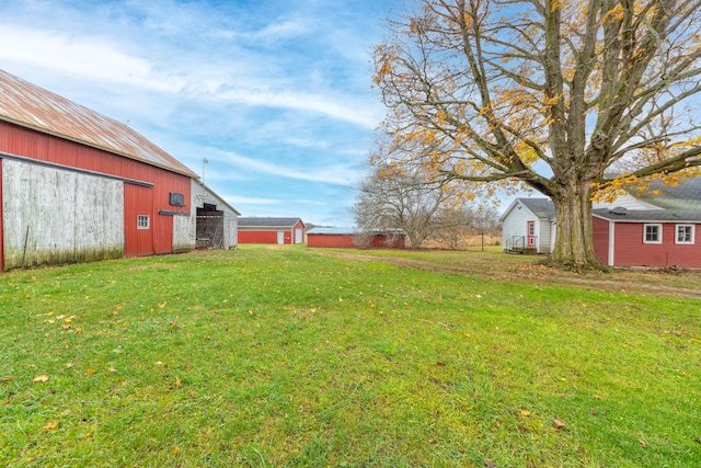 view of yard with an outdoor structure