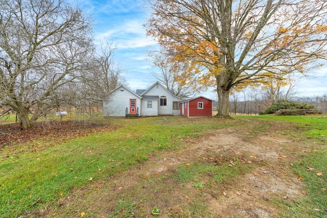 view of yard featuring a shed