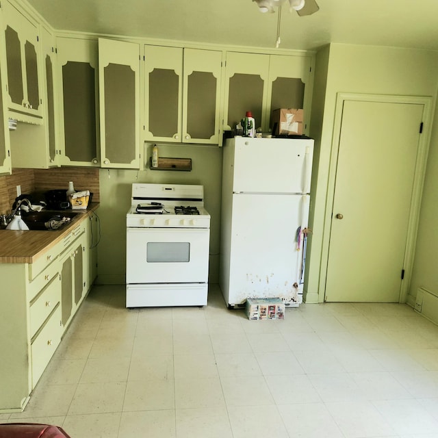 kitchen featuring tasteful backsplash, ceiling fan, sink, and white appliances