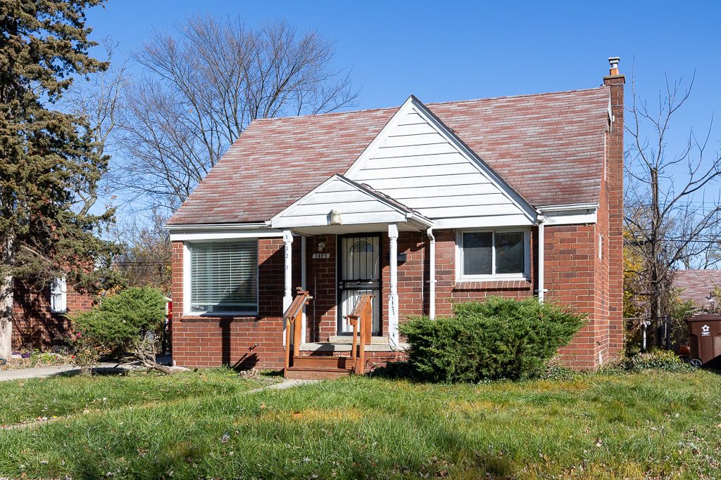 view of front of property featuring a front lawn