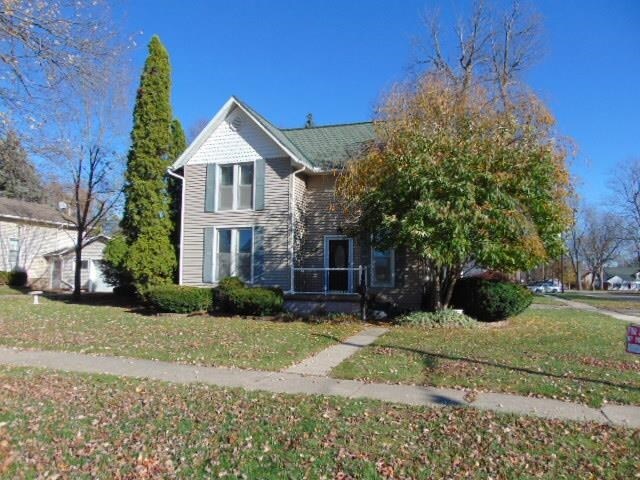 view of front of house with a front yard