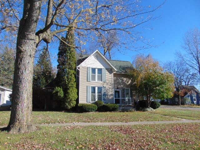 traditional home with a front yard