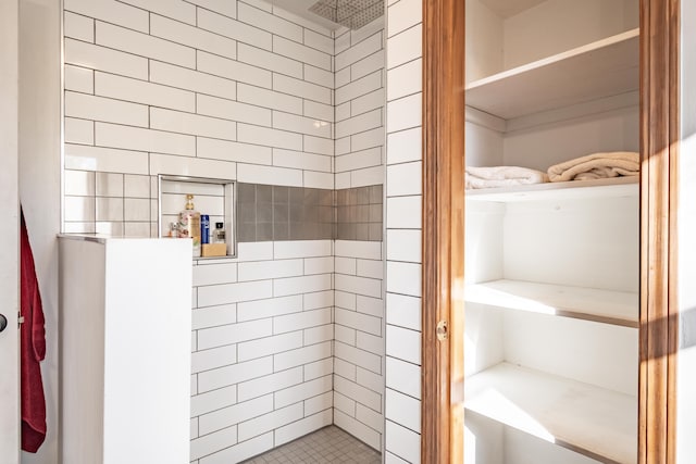 bathroom featuring a tile shower