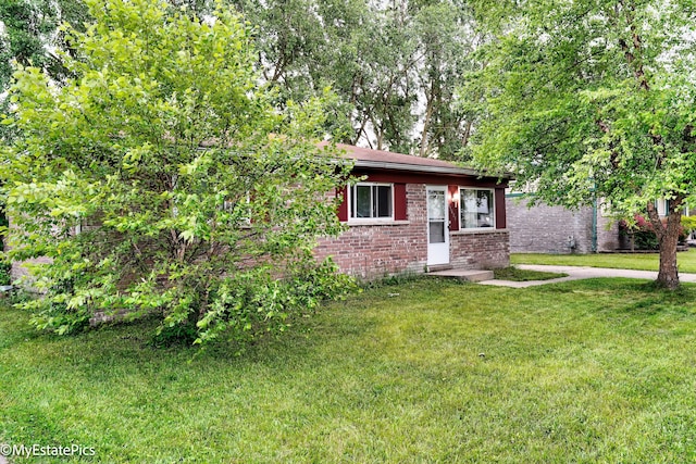 view of front of house with a front lawn