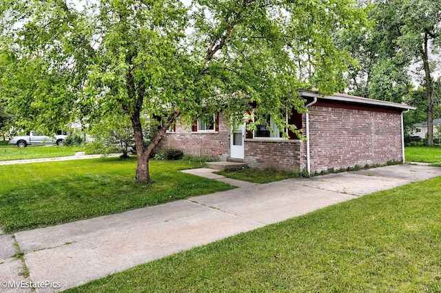 view of front facade with a front lawn