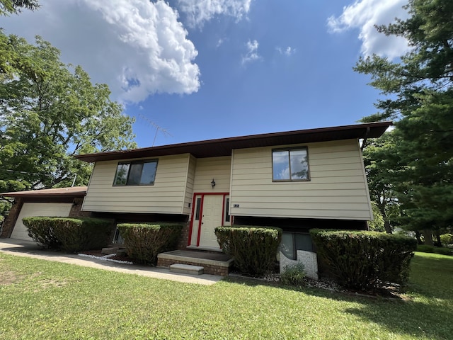 split foyer home featuring a front lawn