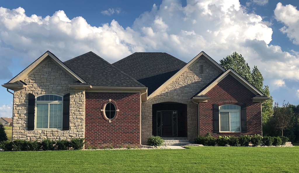 view of front of house featuring a front lawn