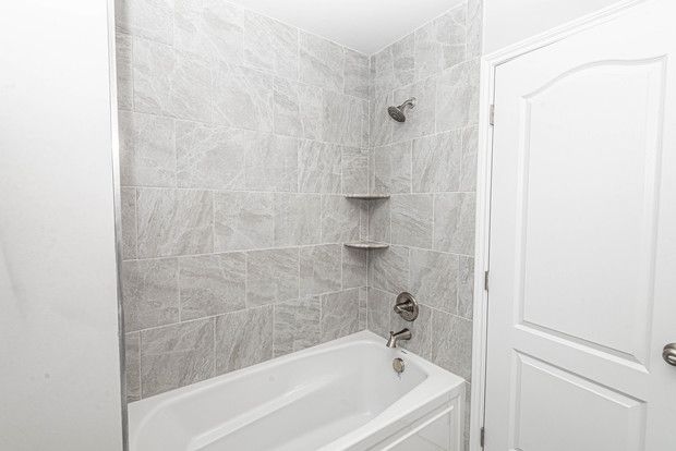 bathroom with tiled shower / bath