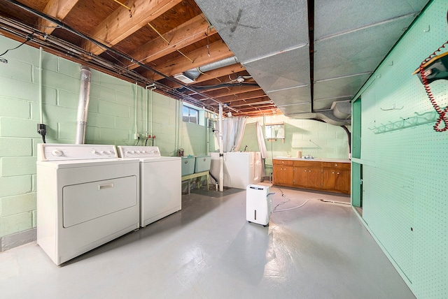 basement featuring washing machine and clothes dryer