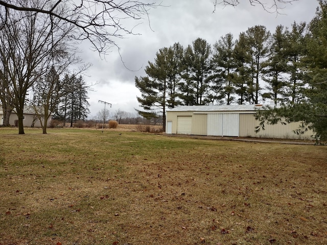 view of yard with an outdoor structure