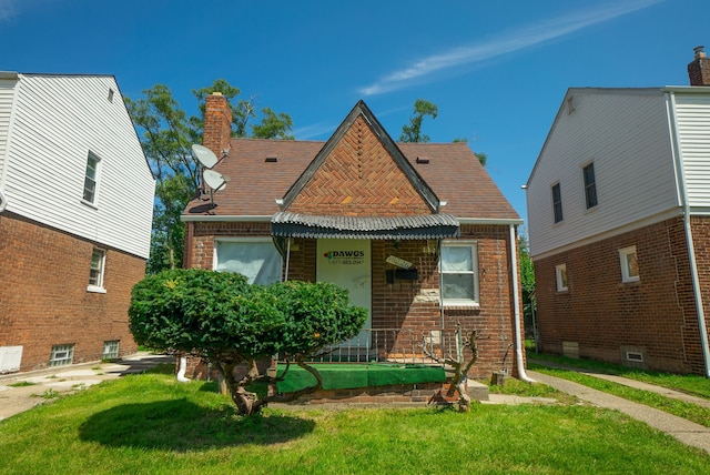 view of front of property featuring a front yard