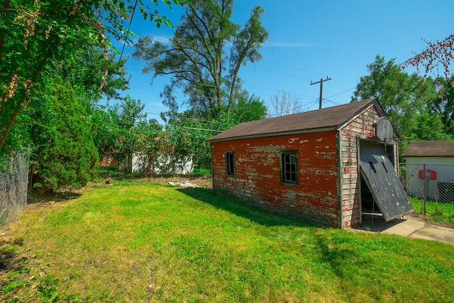 view of yard with an outdoor structure