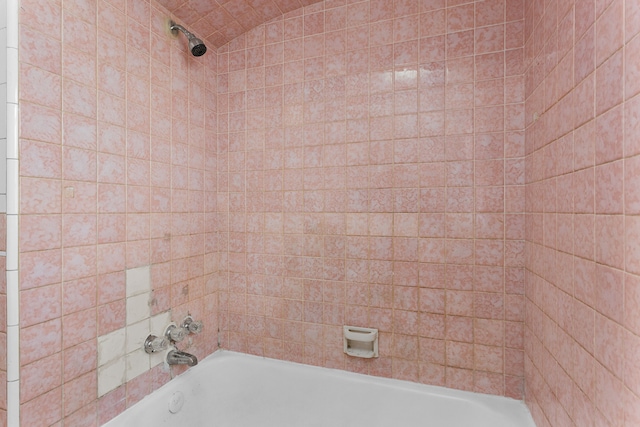 bathroom with tiled shower / bath combo