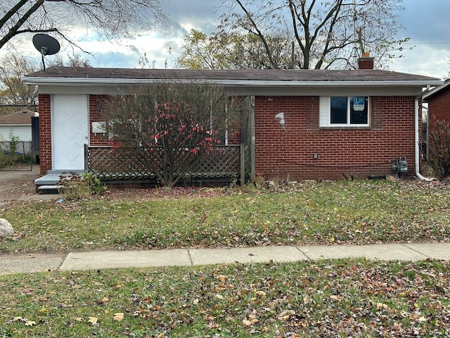 view of front facade with a front yard