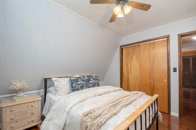 bedroom with dark hardwood / wood-style flooring, a closet, ceiling fan, and crown molding