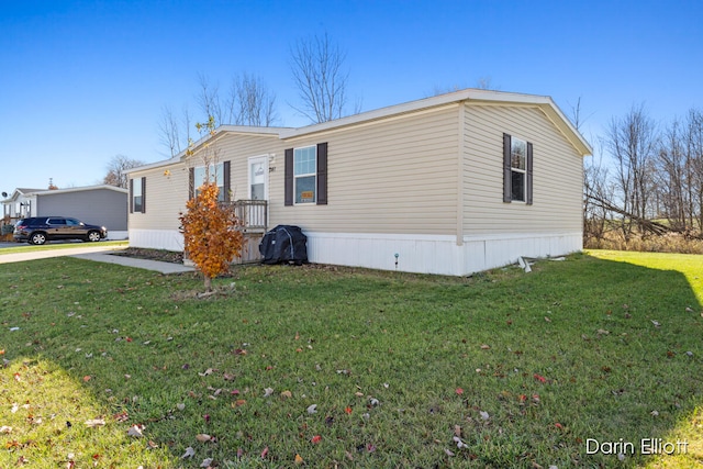 manufactured / mobile home with a front lawn