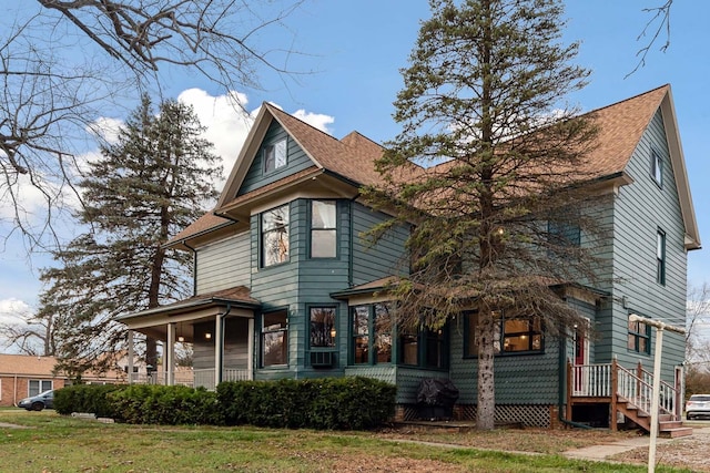 view of front of property featuring a front lawn