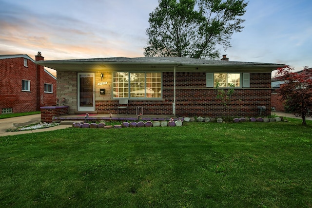 view of front facade featuring a lawn